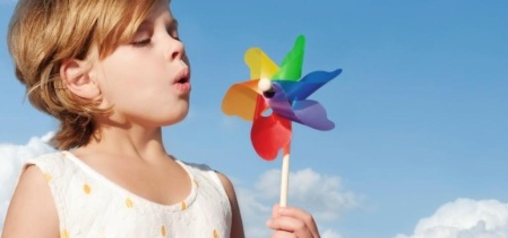 Astma - meisje blaast op windmolentje